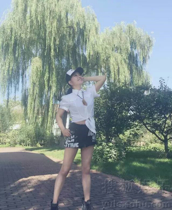 刘晓庆白<em>衬衫</em>傲然挺胸 <em>超短裤</em>秀<em>美腿</em> - 『新闻