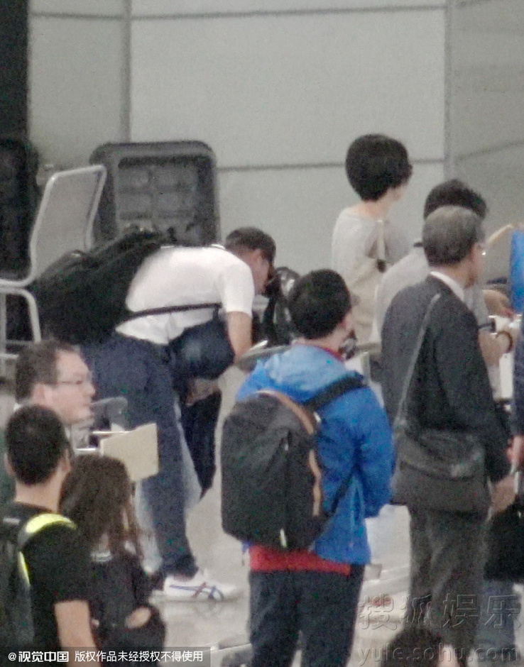 文章机场紧跟马伊璃 搂女儿爱马打闹显和谐 - 