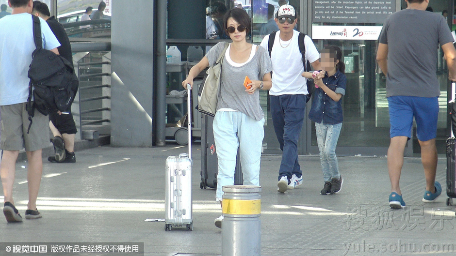 文章机场紧跟马伊璃 搂女儿爱马打闹显和谐 - 