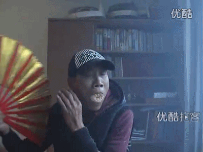 大爷展示民间绝活,口含锯末而